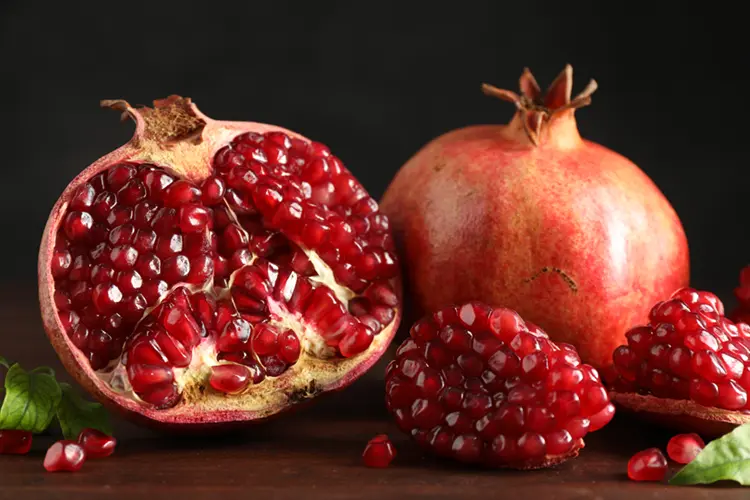 Pomegranate seeds, blueberries and cranberries — polyphenol-rich foods that support Akkermansia and gut barrier health in IBS