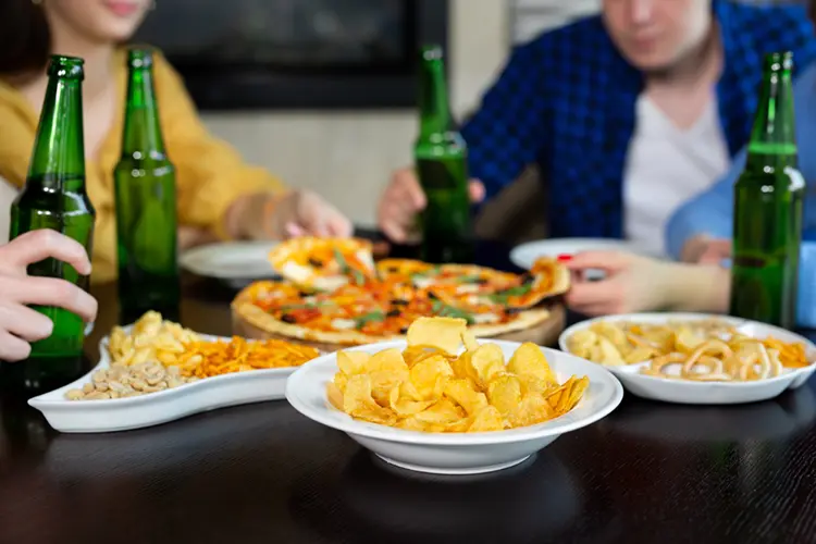 Friends sharing processed food -- social eating situations can combine food and stress triggers in IBS