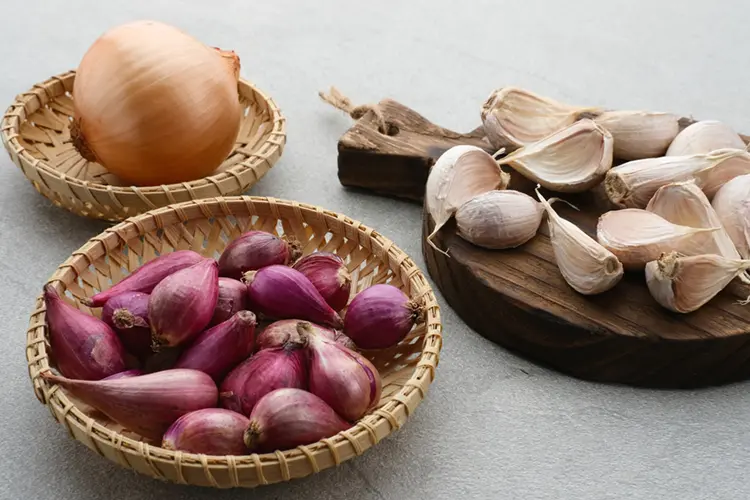 Garlic bulbs and onions — two of the highest-fructan trigger foods for IBS